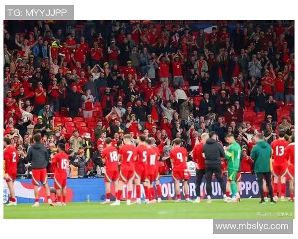 布赖顿与曼联激战正酣比分悬念迭起引发球迷热议