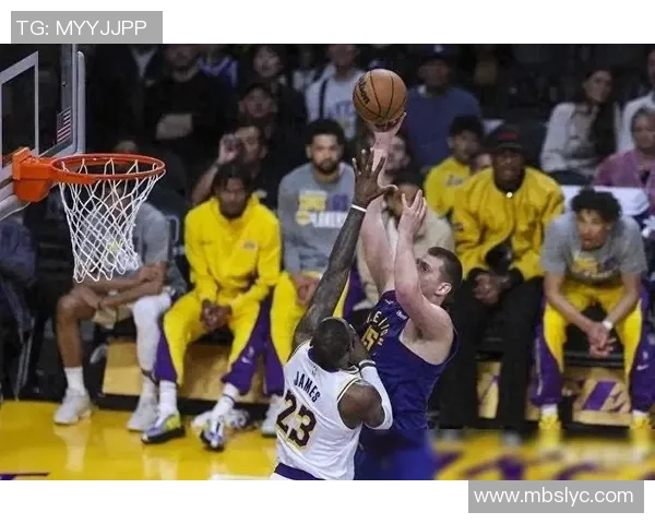 湖人队与掘金队精彩对决集锦回顾赛场瞬间不容错过 湖人队与掘金队精彩对决集锦回顾赛场瞬间不容错过